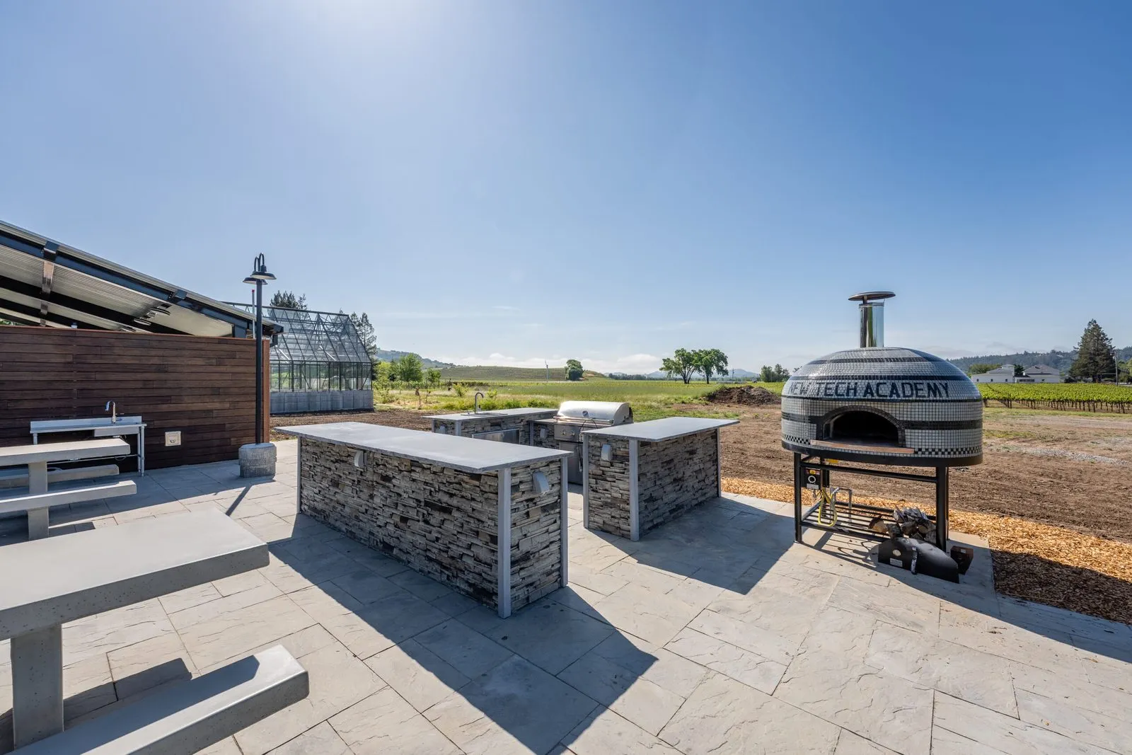Outdoor kitchen and oven